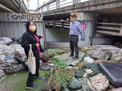 社會局副局長吳淑芳（左）與三重區長陳奇正等人  6日上午到三重重新橋下會勘訪查街友窩居處