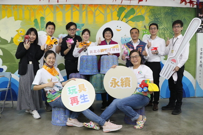 南風關懷協會許淑峰理事長（左4）贊助  新北市提供露露椅給板橋龍興社區關懷據點  中為社會局長張錦麗