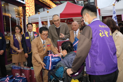 謝政達副市長和長海同濟會長蔡再明等人  一起致贈民生福袋給參加的弱勢家戶