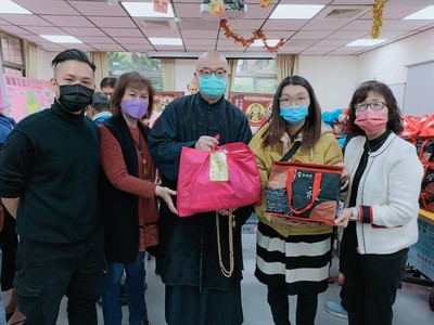 深坑笨港聖慈山常源方丈（左3）代表捐贈年菜  右1為社會局副局長許秀能