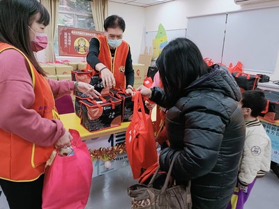 三重社福中心志工協助致贈年菜