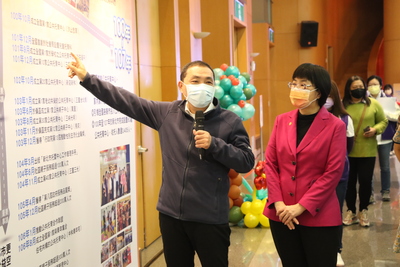 侯友宜和社會局長張錦麗一起回顧公托12年的歷史