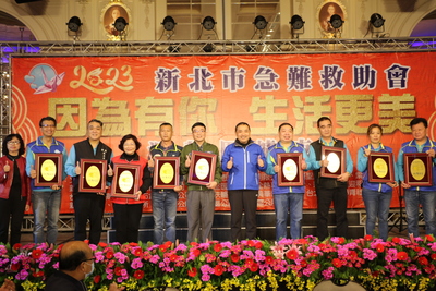 侯友宜頒發感謝牌給所有贊助的單位