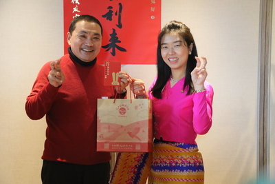 侯友宜送給張麗英福袋  兩人同步比出兔耳朵  代表兔吉利來