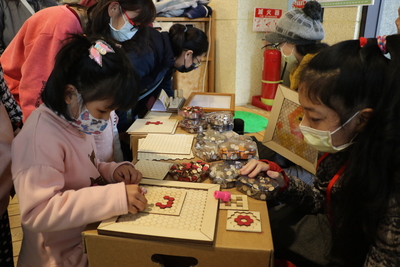 連續兩屆獲得高中職組第一名的師大附中國中部兄妹檔龔振宇、龔子媛  創作出「創意幾何拼貼樂」  讓小朋友拼貼出美麗馬賽克圖案