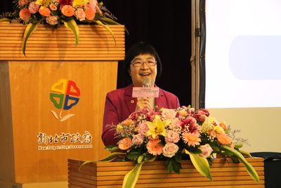 新北市社會局長張錦麗以「新北『女子』日子」為題在高峰論壇中發表演說