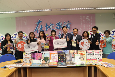 新北市補教協會捐贈購書款和投影機給小衛星