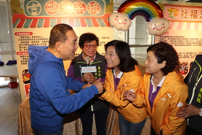 侯友宜感謝泰山區福興里長張玉琴和春暉愛心志工守護社區獨居長輩