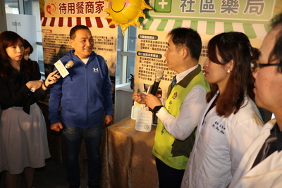 新北市藥師公會理事長許有杉（右3）表示  全市1,100處社區藥局  均已加基層醫療關懷網  會加強長輩的用藥和健康關懷