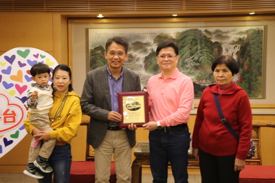 邱敬斌（左2）秘書長代表侯友宜頒贈感謝牌給李偉仁