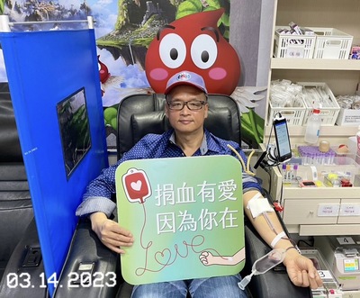 施裕隆於白色情人節當天再度挽出手臂  捐血73次  並揪了52位年輕朋友一起響應