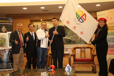 侯友宜為新北身心障礙青年赴美藝術文化交流訪問團授旗  由團長陳弈宏代表接受  右為台灣星奇兒創藝協會創會理事長陳穎君  左2為板信商業銀行總經理方嘉男