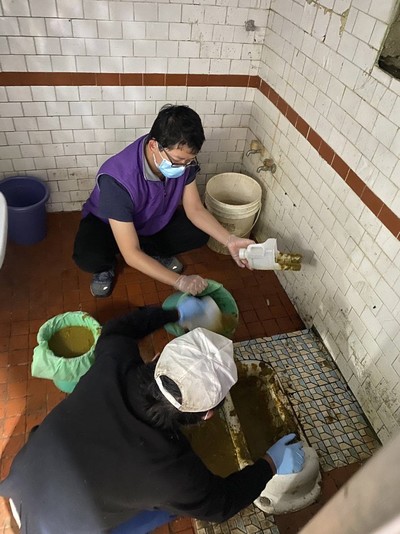 新生活促進會社服組主任呂冠德利用剪去半片的牛奶瓶  幫失智的獨老清理糞廁