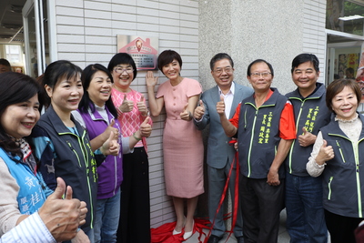新北市社會局結合愛笑瑜伽協會   在三重光榮國中日曜樓成立銀髮教育中心和社區照顧關懷據點  張錦麗局長（中左）和王淑芳理事長（中右）等共同揭牌