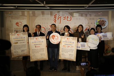 新北市長侯友宜與加入待用餐行列的連鎖餐飲業者簽署合作備忘錄