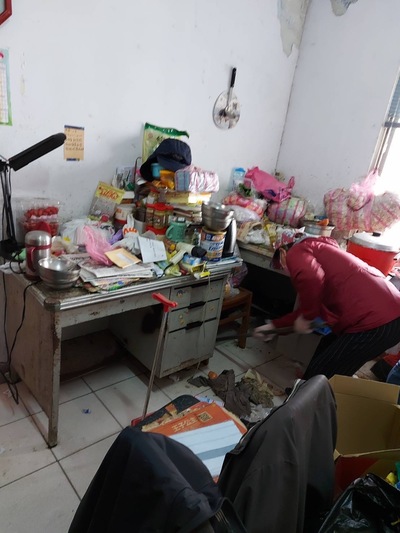 北海岸高姓阿伯因聽障、獨居  屋內雜亂  北海岸社福中心運用清善志工團進場協助清理