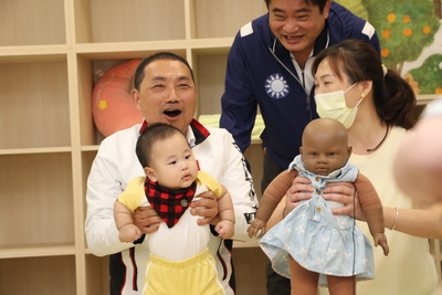 侯友宜抱起幼兒做伸展操  叫了聲好有份量啊