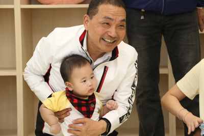侯友宜與幼兒親切互動