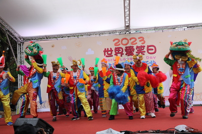 小丑隊使出渾身解數表演