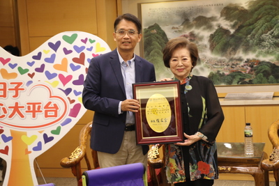 邱敬斌代表侯友宜頒贈感謝牌給陳淑芳