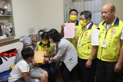 社會局副局長許秀能和圓融行善團將善款21萬5千元交由林婦