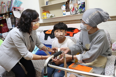 社會局副局長許秀能另外致贈實物銀行營養品給林婦