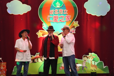 紫微師範學院院長輔德陸（中）和前國大代表黃鴻鈞（左）及名設計師周海明（右）  以三重唱出「再會啦心愛的無緣的人」  讓長輩們聽得如痴如醉