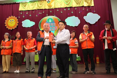 中華民國緬甸歸僑協會理事長蘇明正捐贈加菜金給仁家長輩  由主任吳欽仁代表受贈