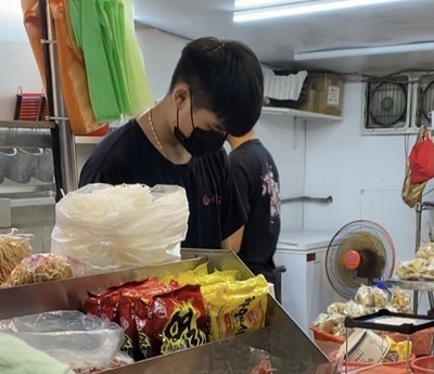 阿昊為了給寶寶好的生活  一開始在滷味店打工  後來頂下店面  改成賣咖哩飯  工作、照顧幼兒兩頭燒  人也瘦了一大圈