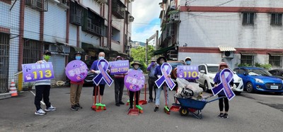 吉慶社區追著清潔車收垃圾  深入里民住家宣導防暴  志工還幫忙清掃