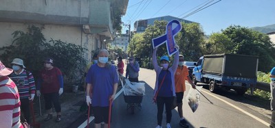 吉慶社區理事長陳新美結合清潔車收垃圾  進行社區防暴宣導  志工還幫忙做清掃