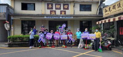吉慶社區理事長陳新美結合清潔車收垃圾  進行社區防暴宣導  志工還幫忙清掃到四腳亭車站