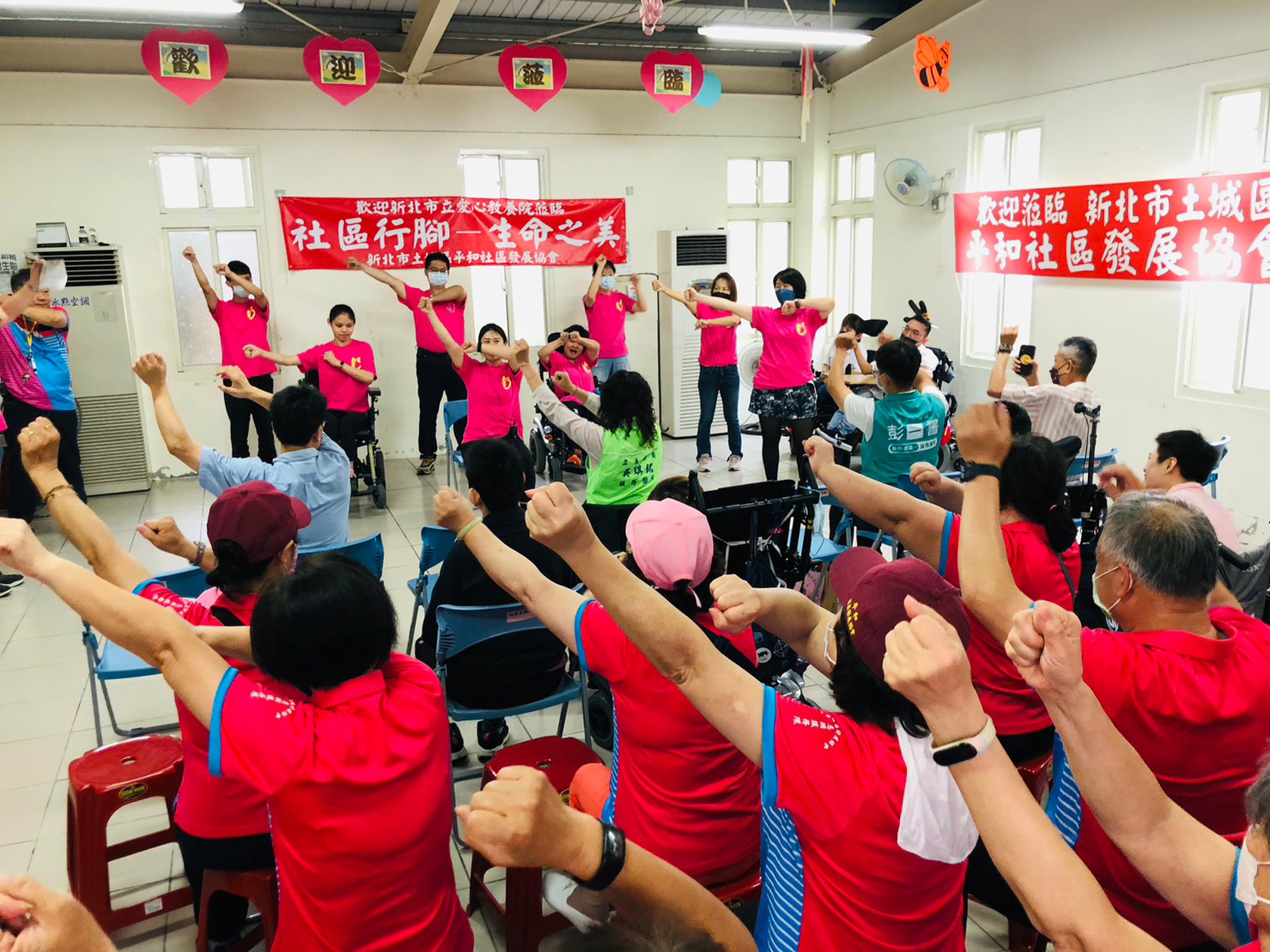 八里教養院生到土城平和社區共餐
志工長輩準備雞腿犒賞「阿孫們」
