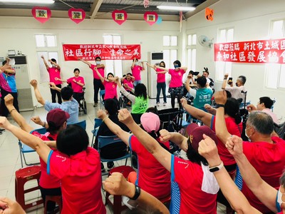 八里愛心教養院生命之美社區行腳到到土城平和社區與志工們互動