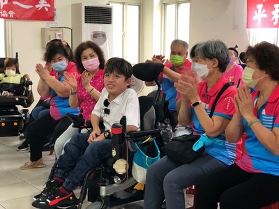 患有裘馨氏肌肉失養症的小霖（中）勇敢分享自己的生命故事  贏得志工們的鼓勵