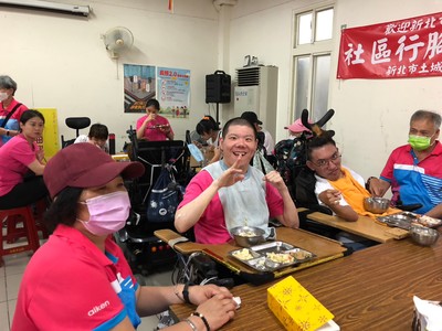 疫情解封後  八里教養院生到土城平和社區開心共餐