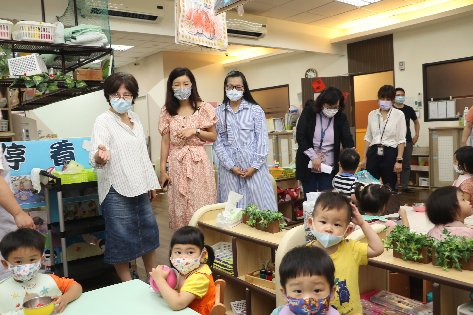   韓裔美籍幼教學者參訪新北市公托中心            對自製教玩具、親師聯絡簿直言比美國優            國內外專家學者常來取經  新北樂於分享