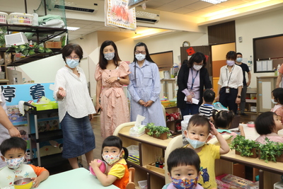 韓裔美國幼教學者魏守廷Dr.Wee,Su-Jeong(左2) 在長庚大學幼保系副教授汪麗真(左1)、助理教授洪慧英(左3)等人陪同下 參訪林口忠孝公托中心
