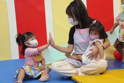 林口忠孝公托中心老師與幼兒親切互動
