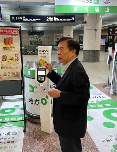 新北市交通局長鍾鳴時提醒要使用Tpass專用電子閘門刷卡