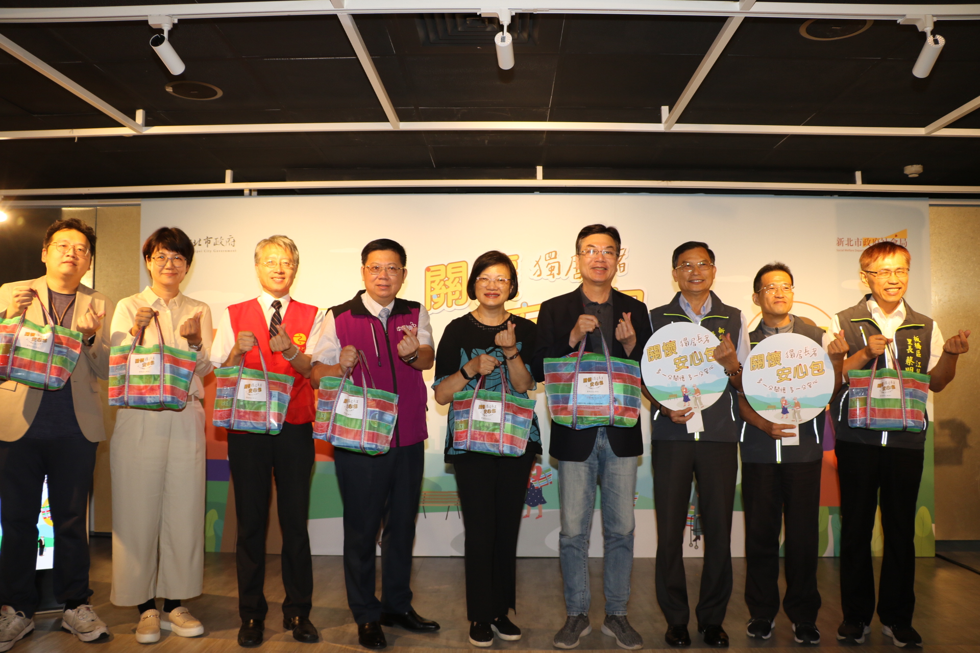 多一分關懷 多一分安心
新北推出關懷獨居長輩安心包
台灣LV茄芷袋成訪視敲門磚
