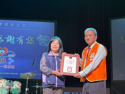 社會局副局長吳淑芳頒贈感謝牌給旺旺文教基金會主任周哲仁