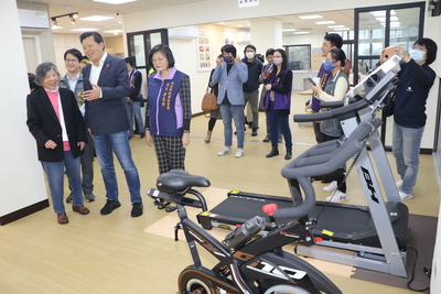  中華啟能基金會執行長陳美花（左1）為朱惕之介紹小作所內的各項體健器材和設備