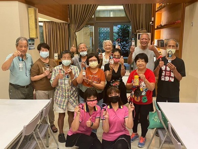 林口童話世紀在社區一樓舉辦萬用帶編織手作課程 受到長輩的喜愛