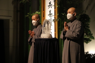 德法法師（左）和德禪法師代表上人為與會者祈福
