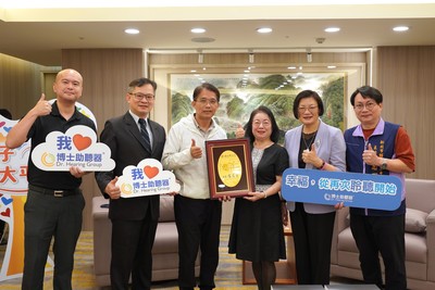 「博士助聽器」捐贈助聽器，新北市政府秘書長邱敬斌代表受贈並回贈感謝牌。