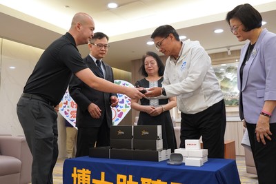 博士助聽器總經理鄭淑貞(中)與公司代表，解說助聽器原理及使用方式。
