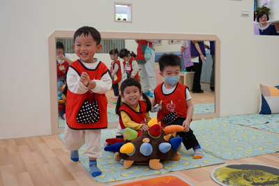 孩子們在淡海國小公托中心內開心玩耍。