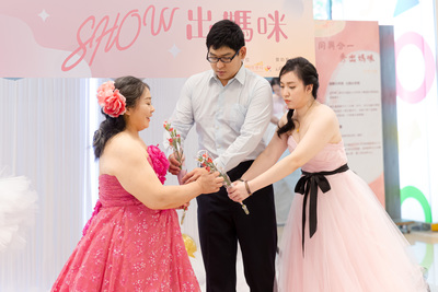 阿宏(中)致贈康乃馨給母親,感謝母親一路上的支持和陪伴。(照片由伊甸基金會提供)