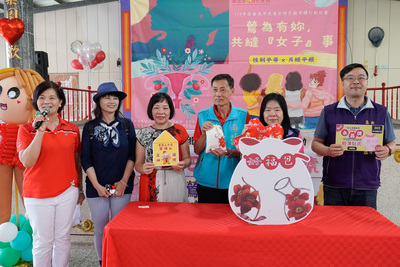 新北市月經平權計畫今年結合社區與宮廟共同推動月經平權系列活動。(右起為鶯歌區長鍾耀磊、社會局副局長吳淑芳、永昌社區發展協會理事長游武雄)